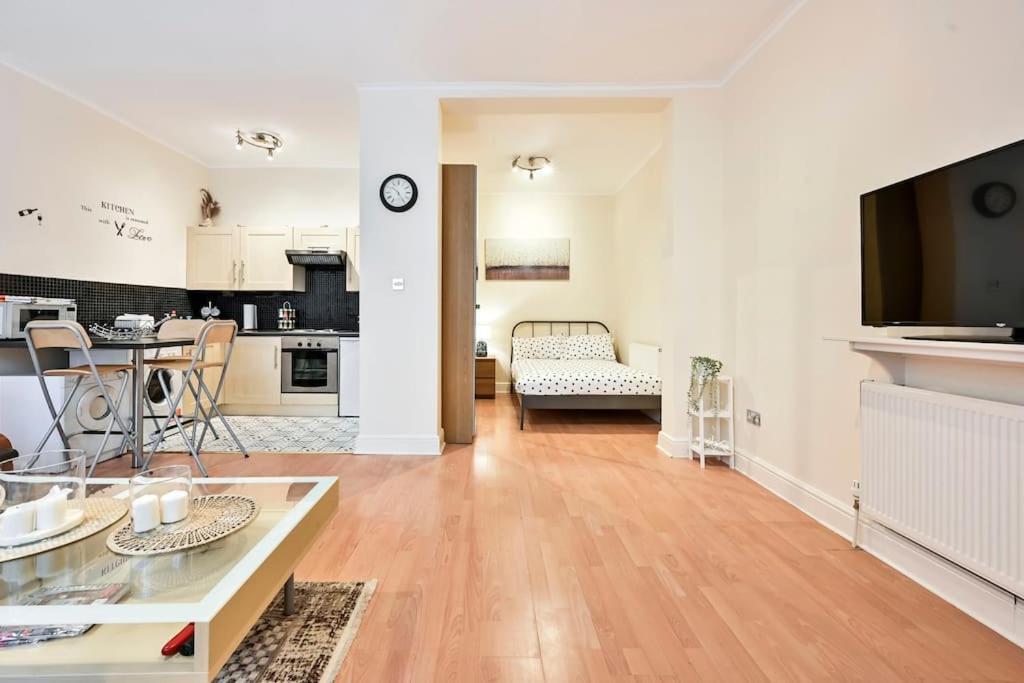 The Perfect Queensway Studio Apartment