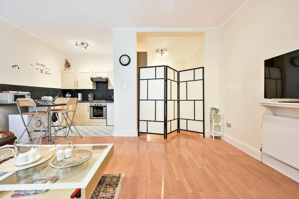 The Perfect Queensway Studio Apartment