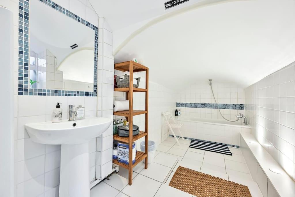 The Perfect Queensway Studio Apartment