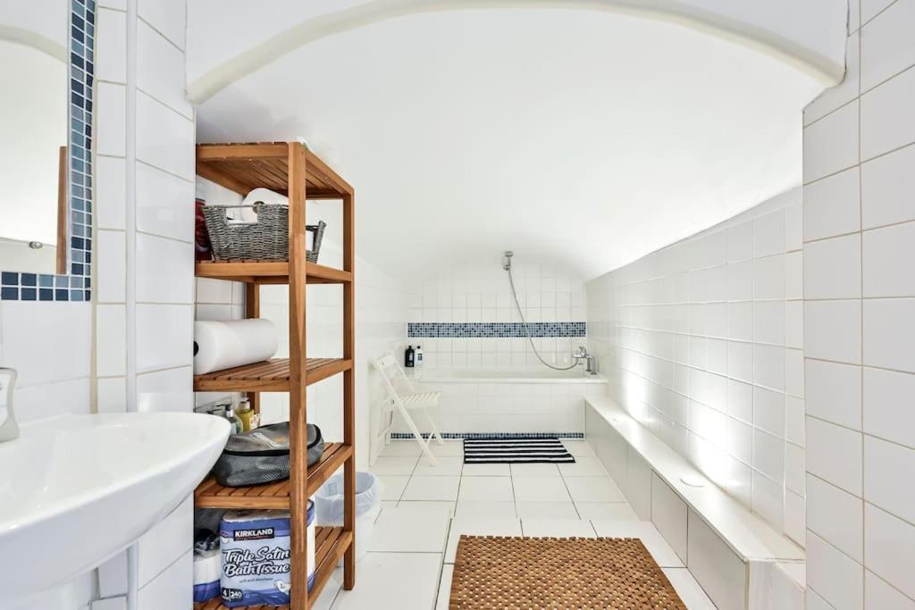 The Perfect Queensway Studio Apartment