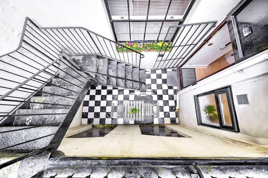 The Perfect Queensway Studio Apartment
