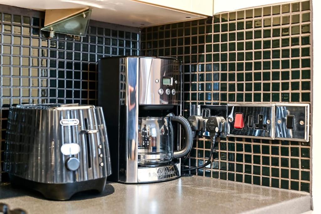 The Perfect Queensway Studio Apartment