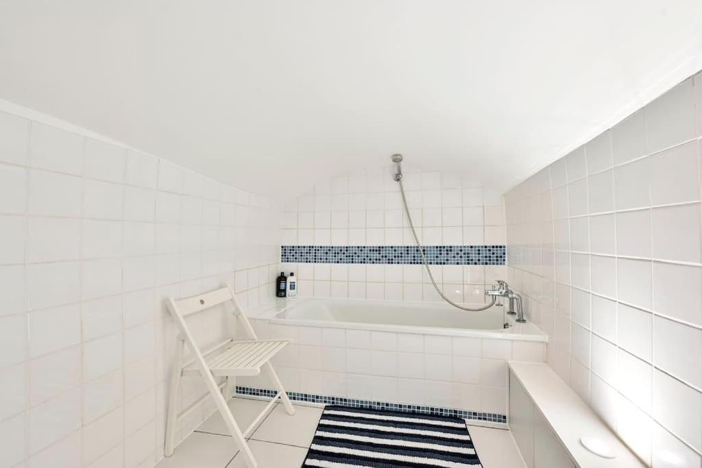 The Perfect Queensway Studio Apartment