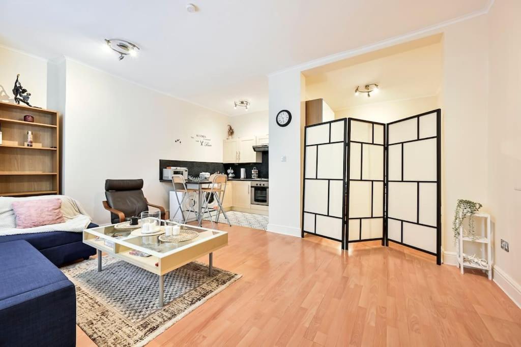 The Perfect Queensway Studio Apartment