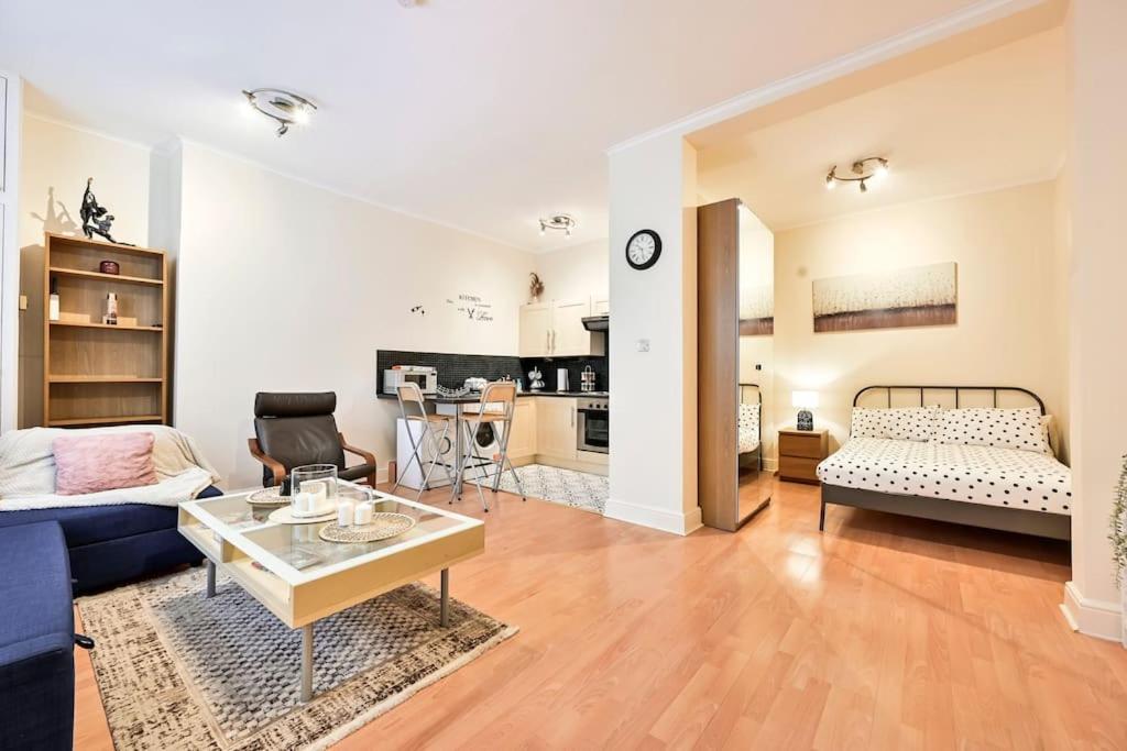 The Perfect Queensway Studio Apartment