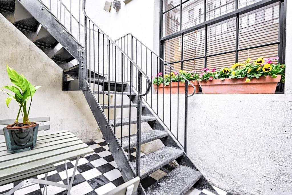 The Perfect Queensway Studio Apartment