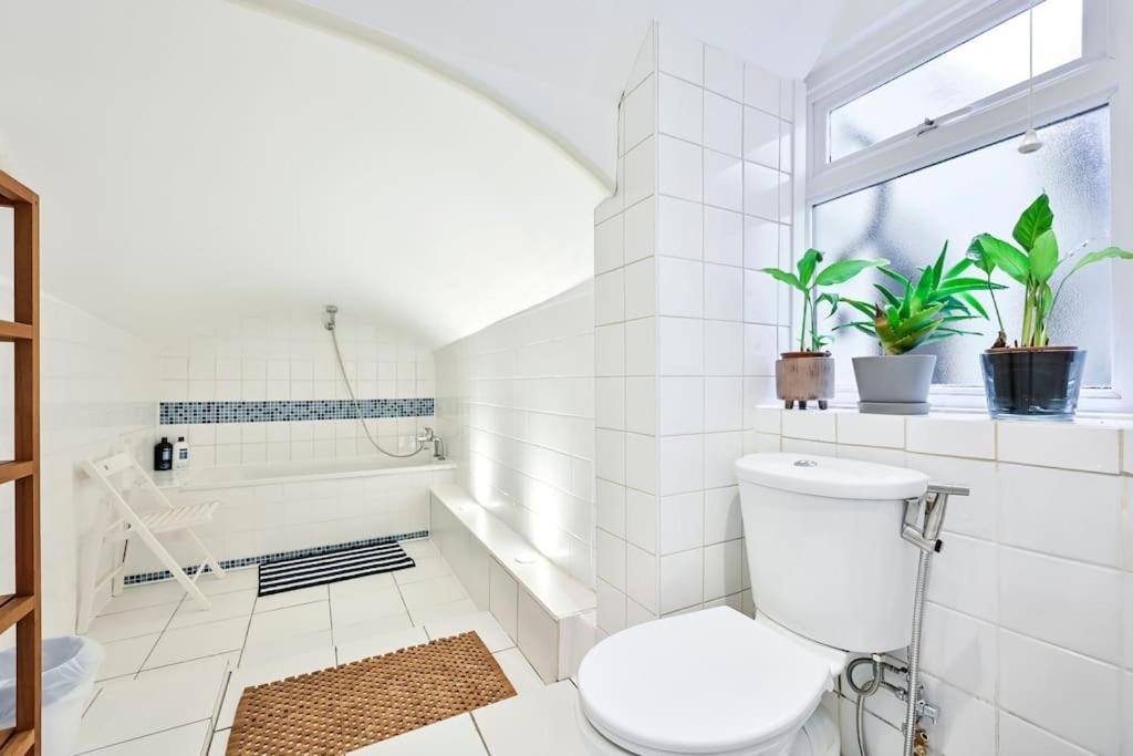 The Perfect Queensway Studio Apartment