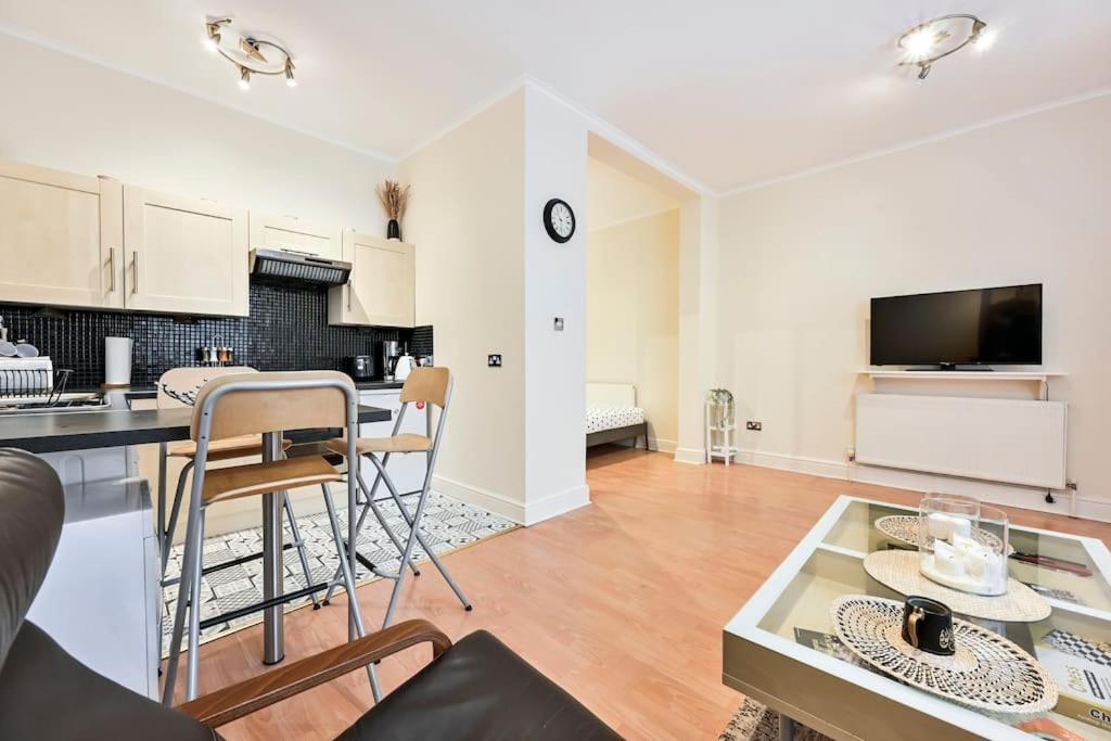 The Perfect Queensway Studio Apartment