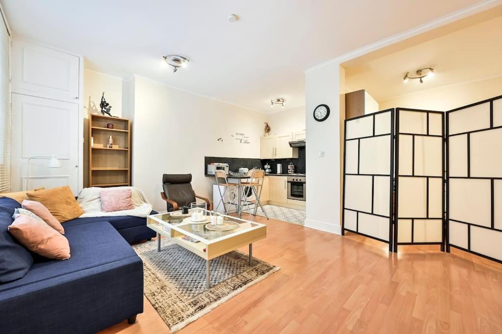 The Perfect Queensway Studio Apartment