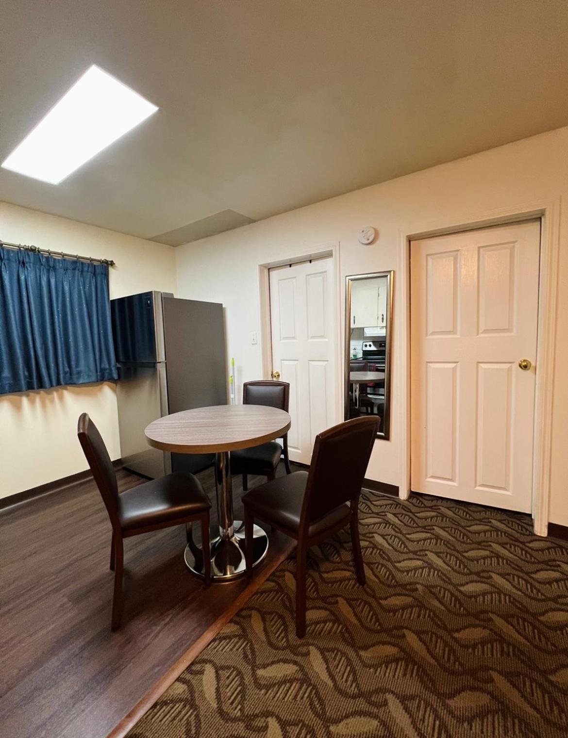 Holiday Motel & RV Resort