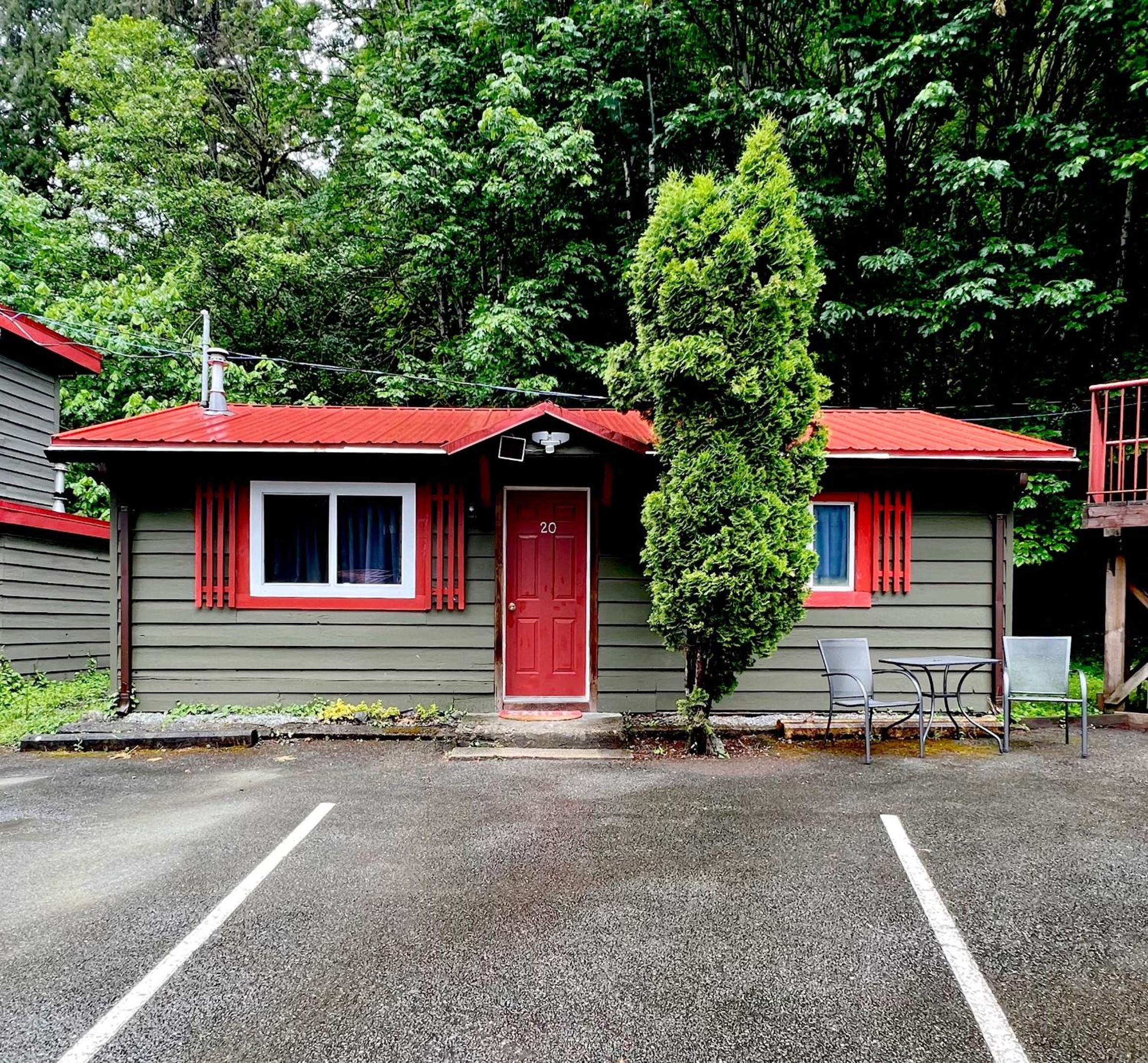 Holiday Motel & RV Resort