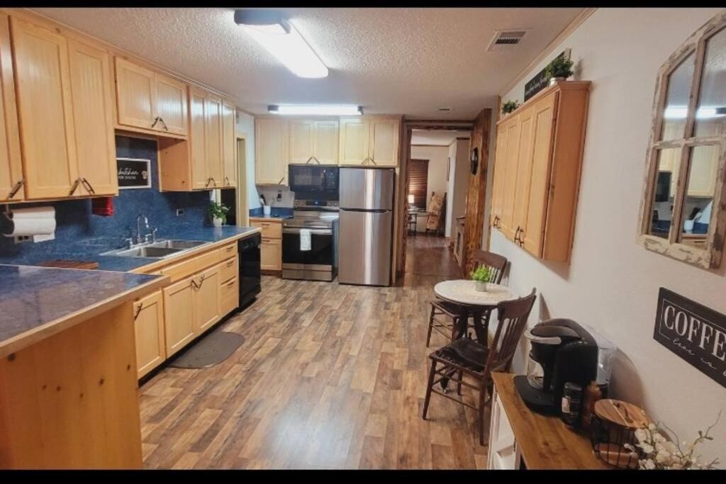 Randy's Place Beautiful 4br With Private Hot tub view 3