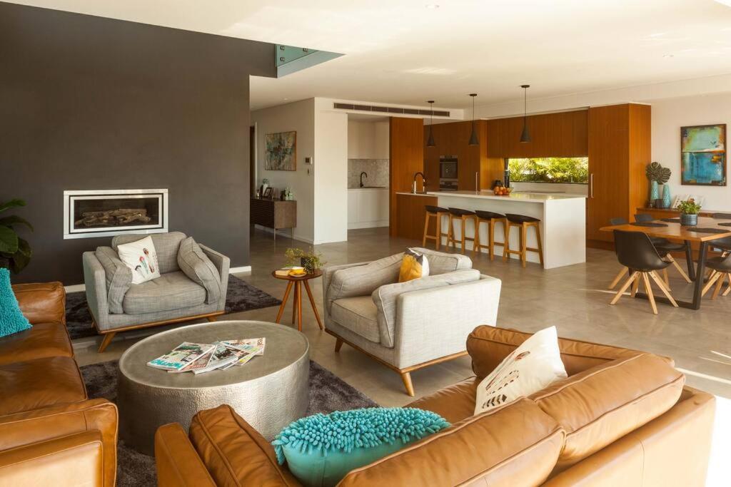 Luxury Holiday Retreat, 5 Bedroom, Dual Beach View