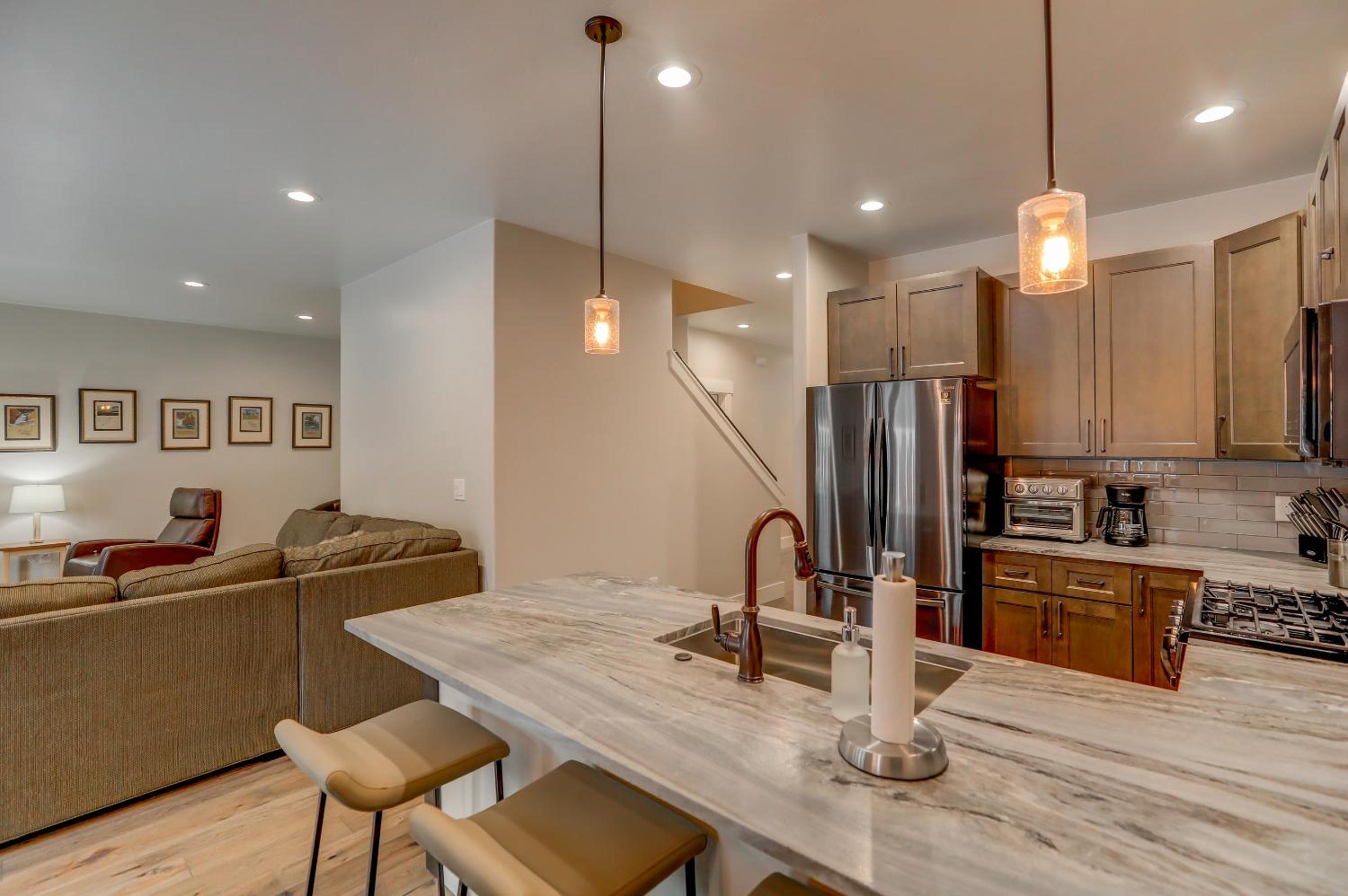 New - Blue Bear Lodge - Prime location - Air Conditioning - WiFi - Fireplace view 2