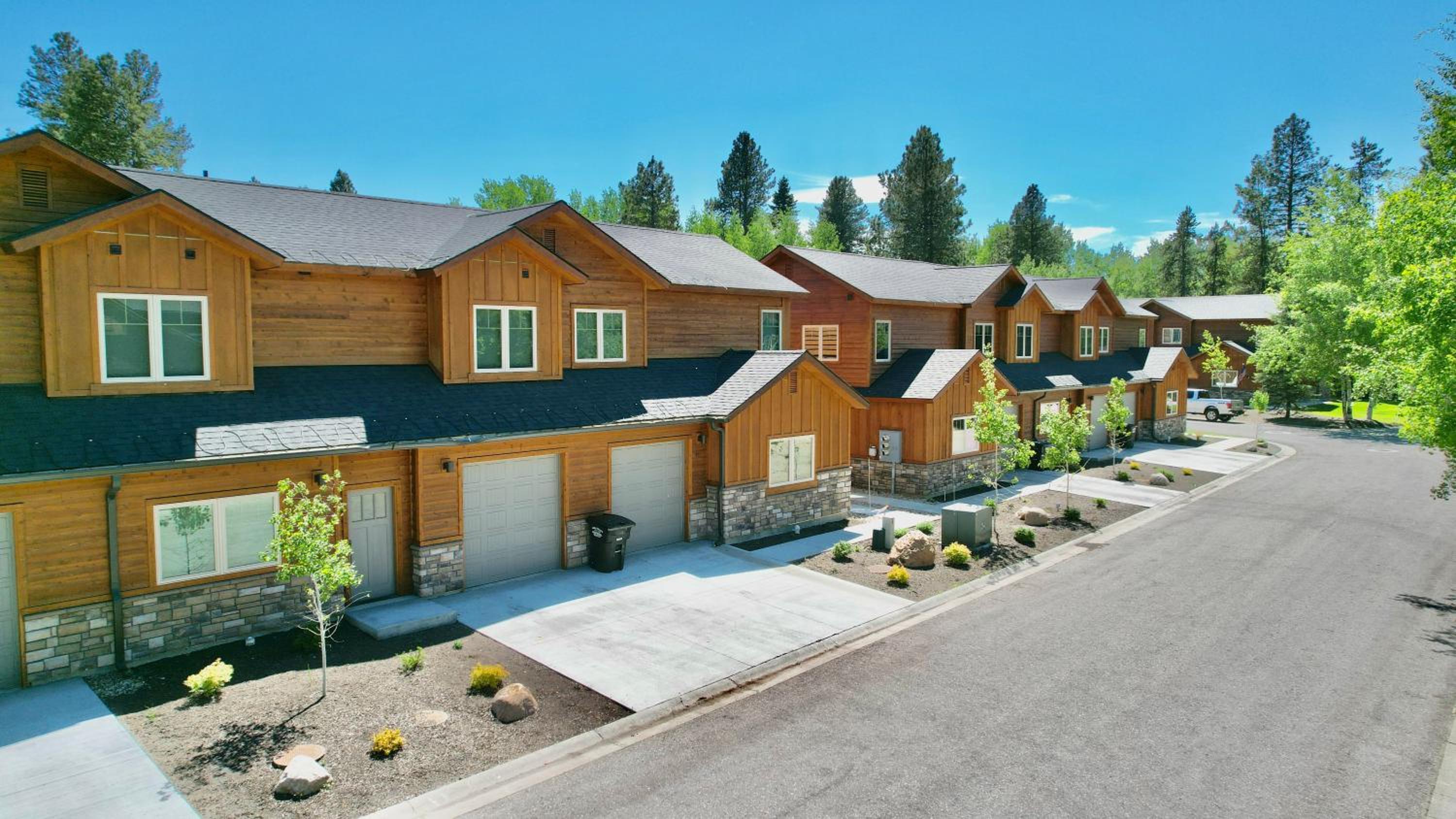 New - Blue Bear Lodge - Prime location - Air Conditioning - WiFi - Fireplace view 3