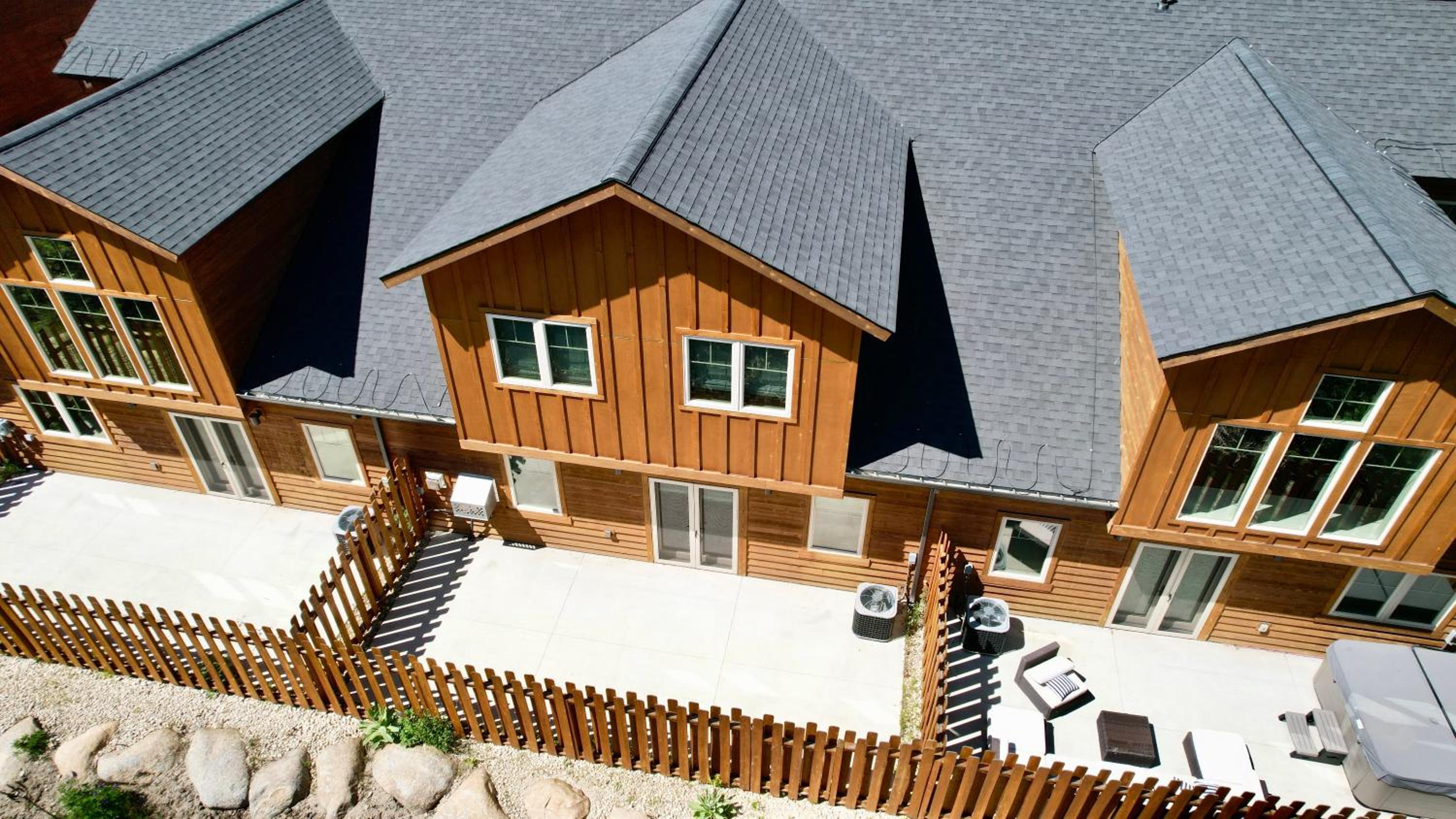 New - Blue Bear Lodge - Prime location - Air Conditioning - WiFi - Fireplace view 4