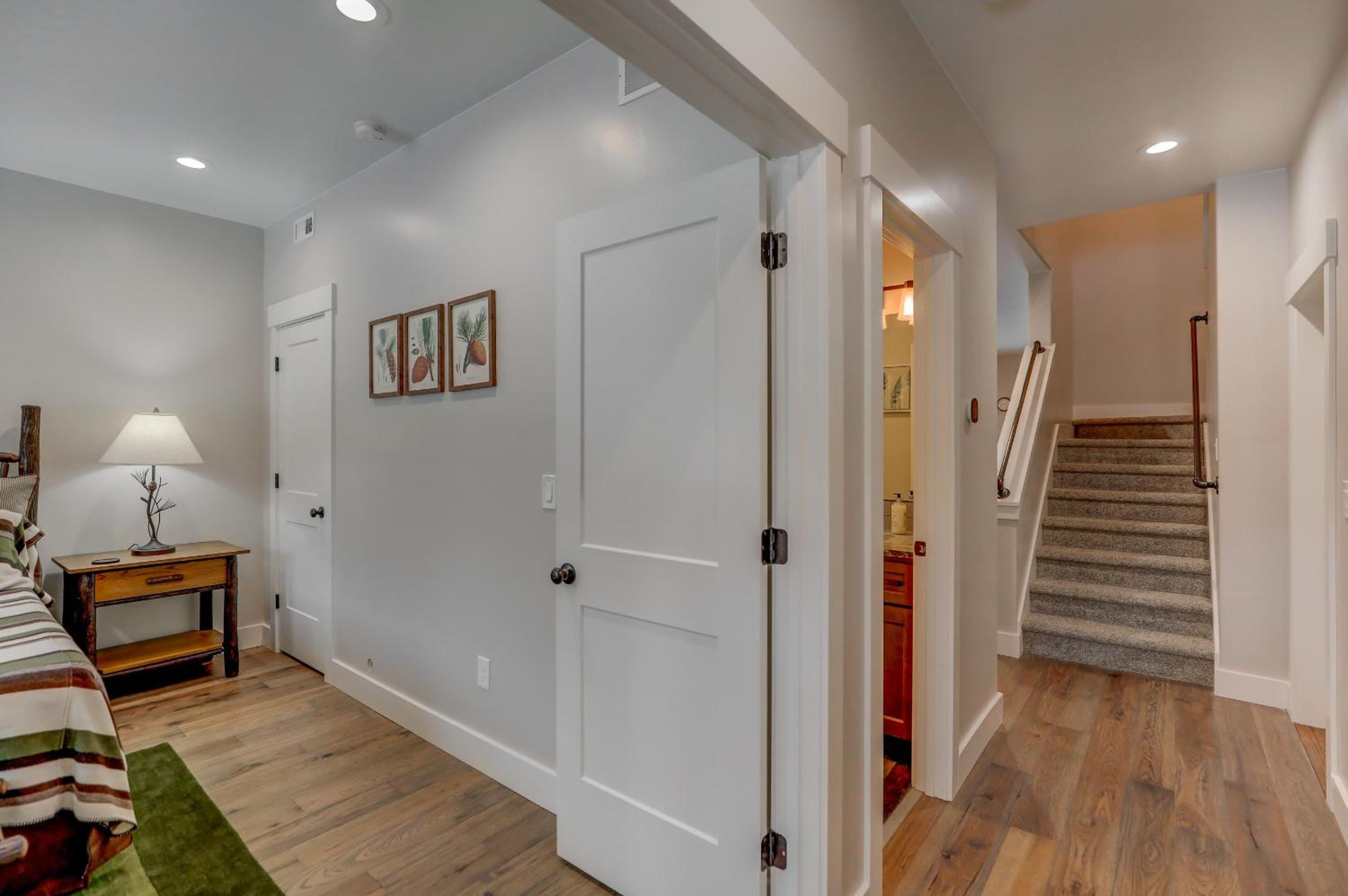 New - Blue Bear Lodge - Prime location - Air Conditioning - WiFi - Fireplace view 5