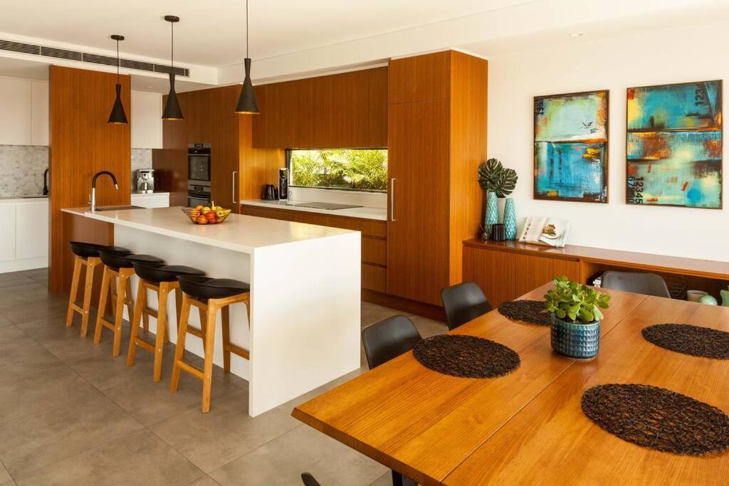 Luxury Holiday Retreat, 5 Bedroom, Dual Beach View
