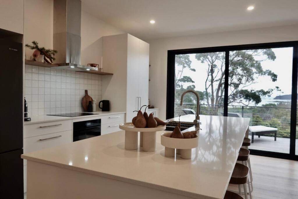 White Beach Retreat - Luxury With Water Views