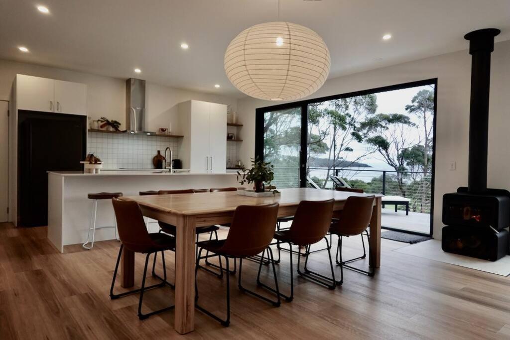 White Beach Retreat - Luxury With Water Views