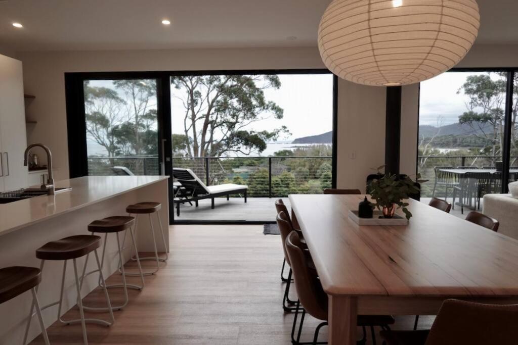White Beach Retreat - Luxury With Water Views