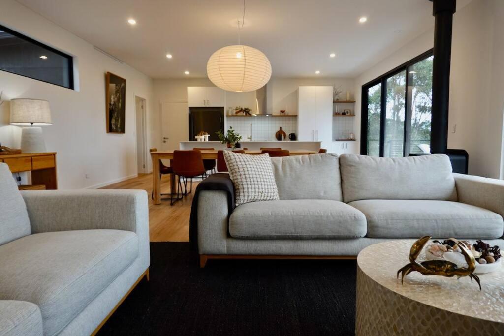 White Beach Retreat - Luxury With Water Views
