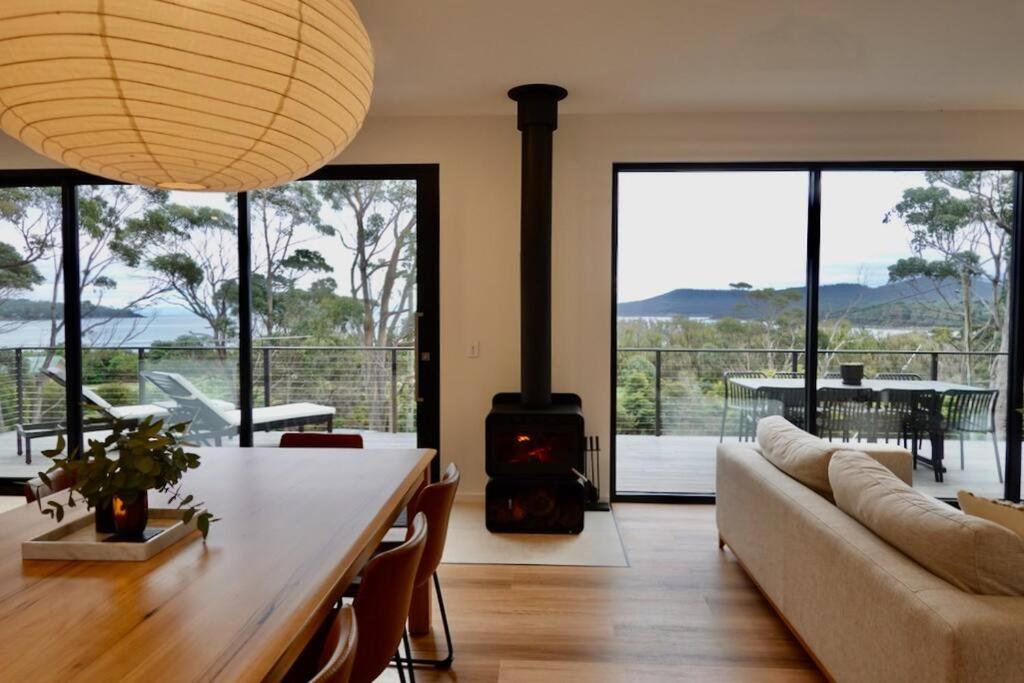 White Beach Retreat - Luxury With Water Views