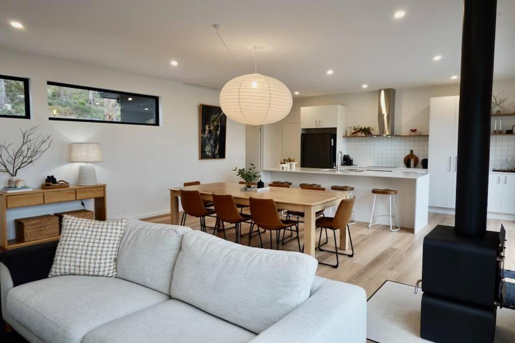 White Beach Retreat - Luxury With Water Views