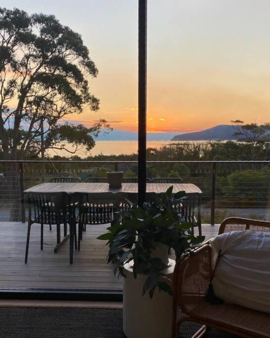 White Beach Retreat - Luxury With Water Views