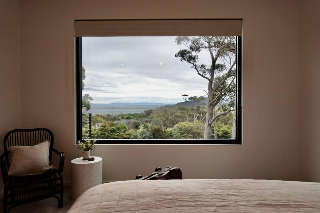 White Beach Retreat - Luxury With Water Views