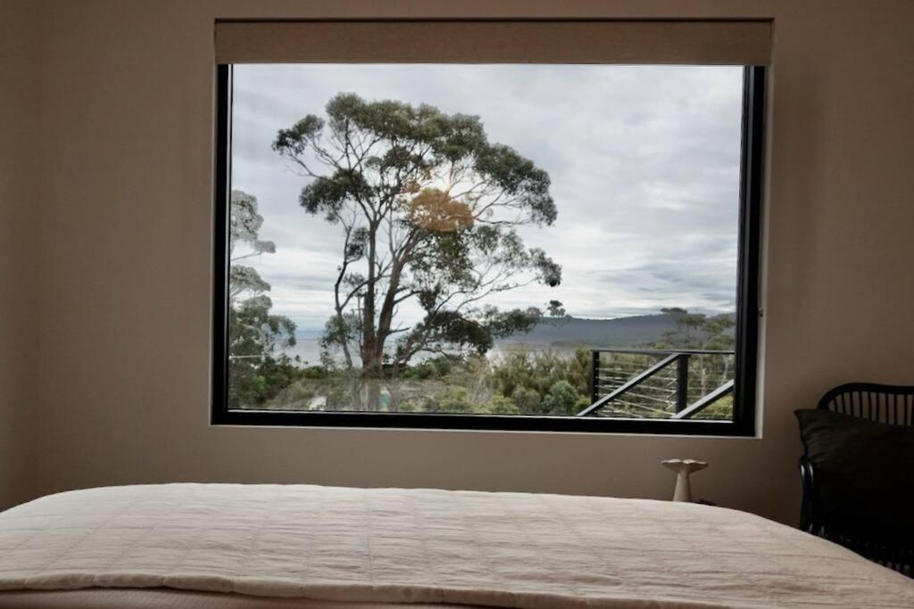 White Beach Retreat - Luxury With Water Views