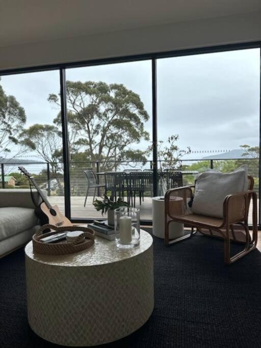 White Beach Retreat - Luxury With Water Views