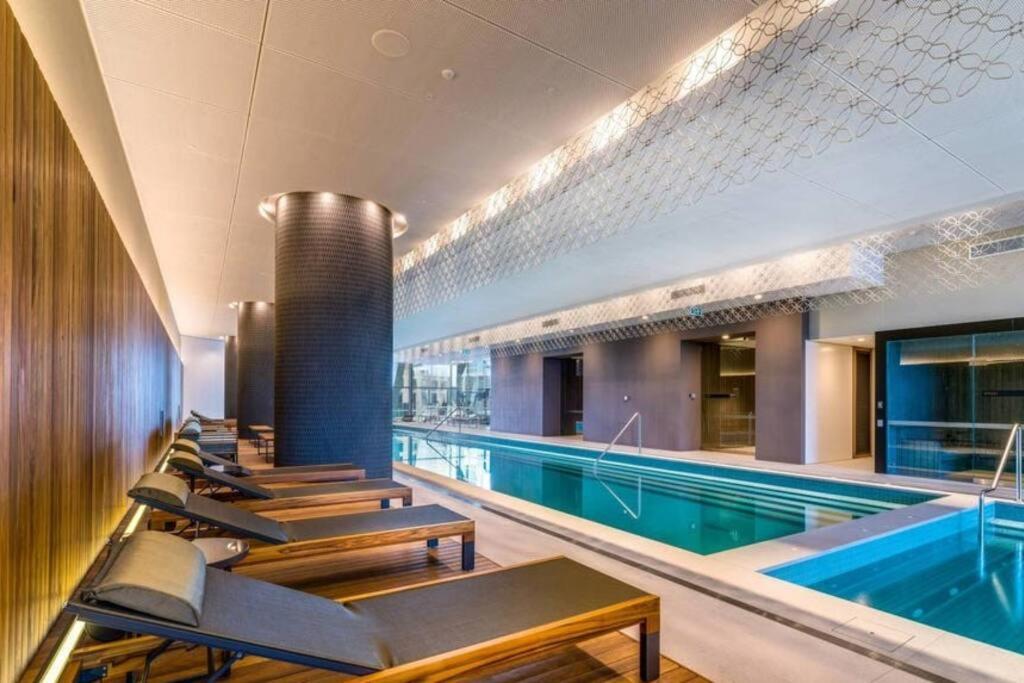 Luxury 2B2B 2 tandem carparks Prima Pearl Southbank next to Casino & City