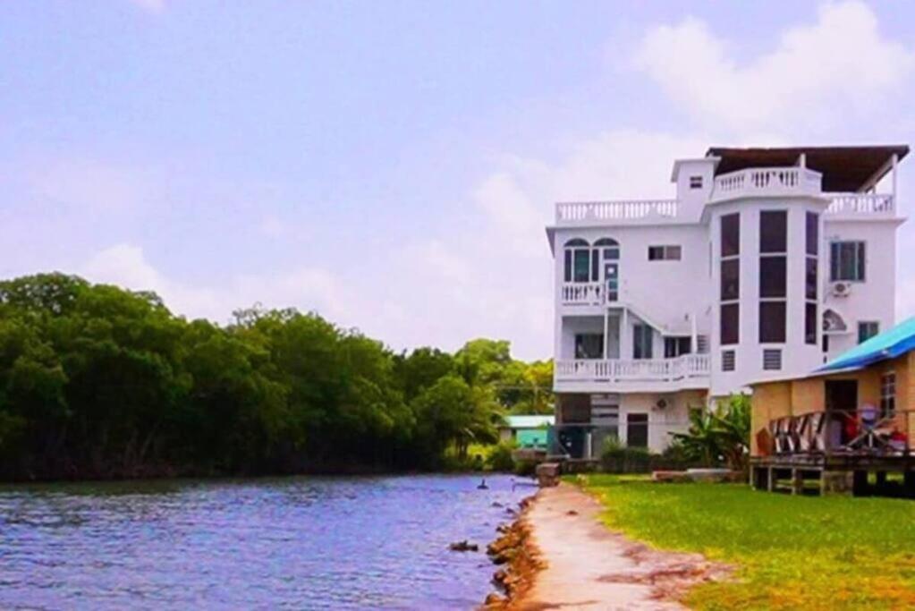 See Belize TRANQUIL Sea View Studio with Balcony & Infinity Pool