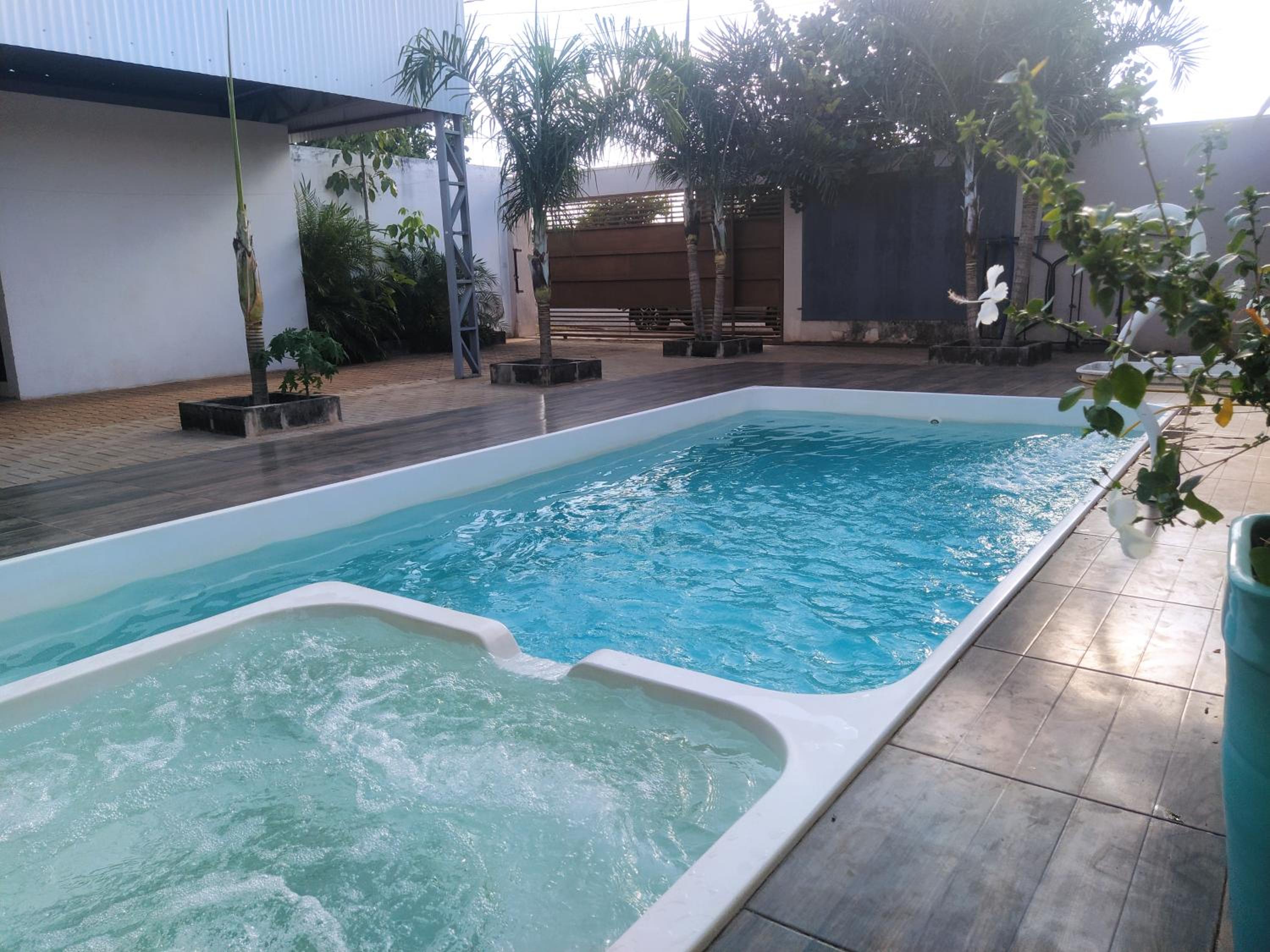 Check-in AUTÔNOMO e Privacidade em Hidro, piscina, casa, garagem até 2, até 3 quartos e 3 ar, 2 banheiros, churrasqueira, máquina de lavar roupas, roupa de