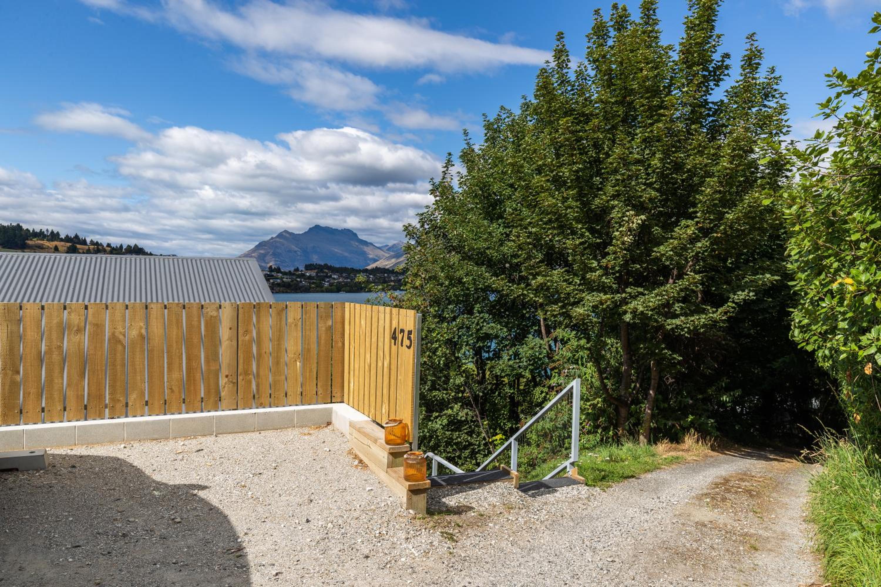 InnThePink Apartment on Lake Edge Queenstown view 3