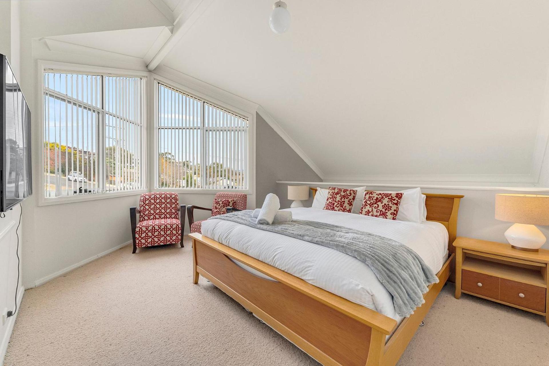 Parkwood 5 - 2BR Split Level l Spa Bath l BBQ l Central Location l WiFi