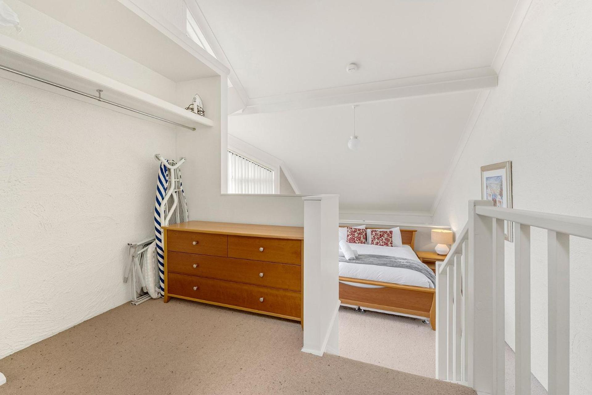 Parkwood 5 - 2BR Split Level l Spa Bath l BBQ l Central Location l WiFi