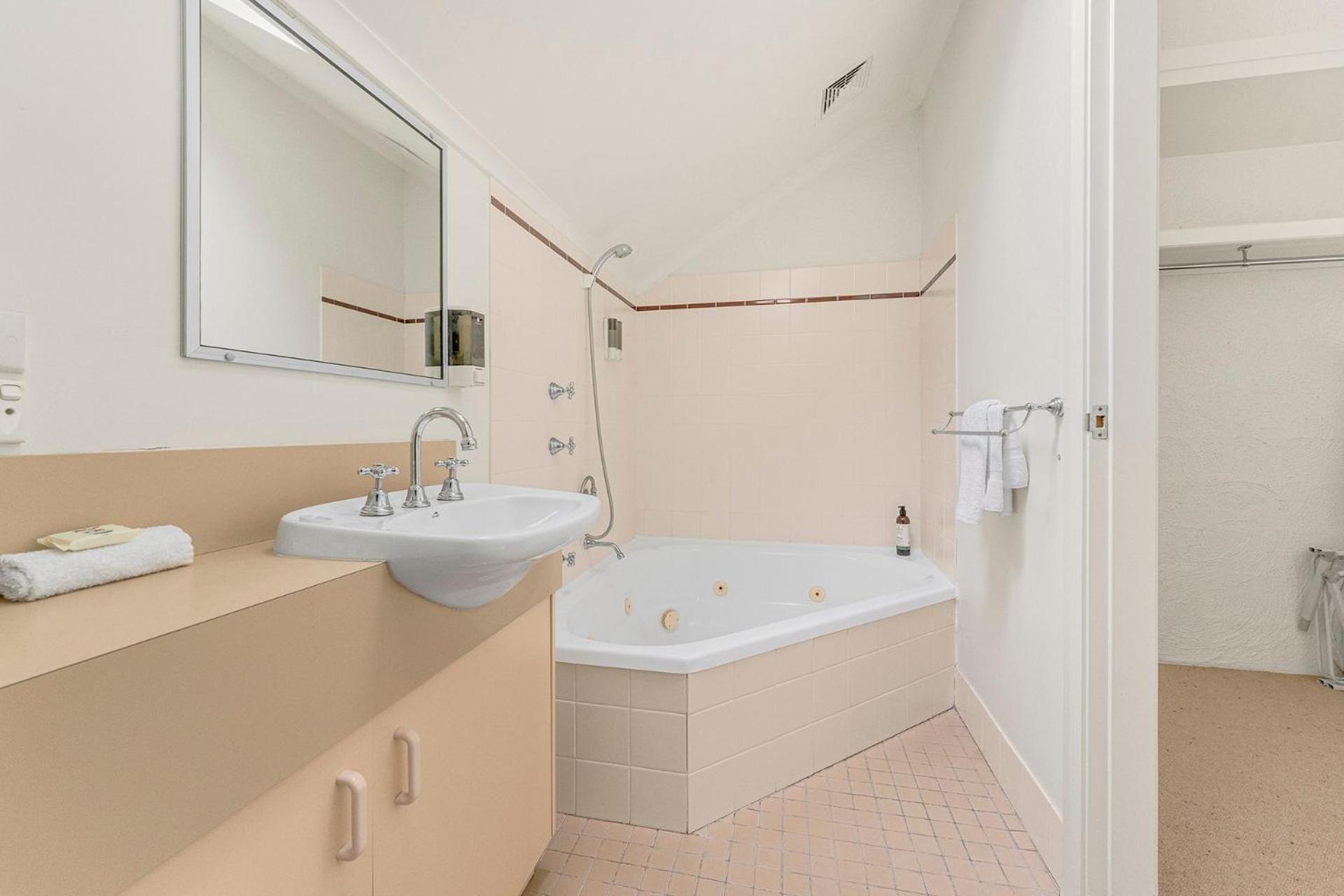Parkwood 5 - 2BR Split Level l Spa Bath l BBQ l Central Location l WiFi