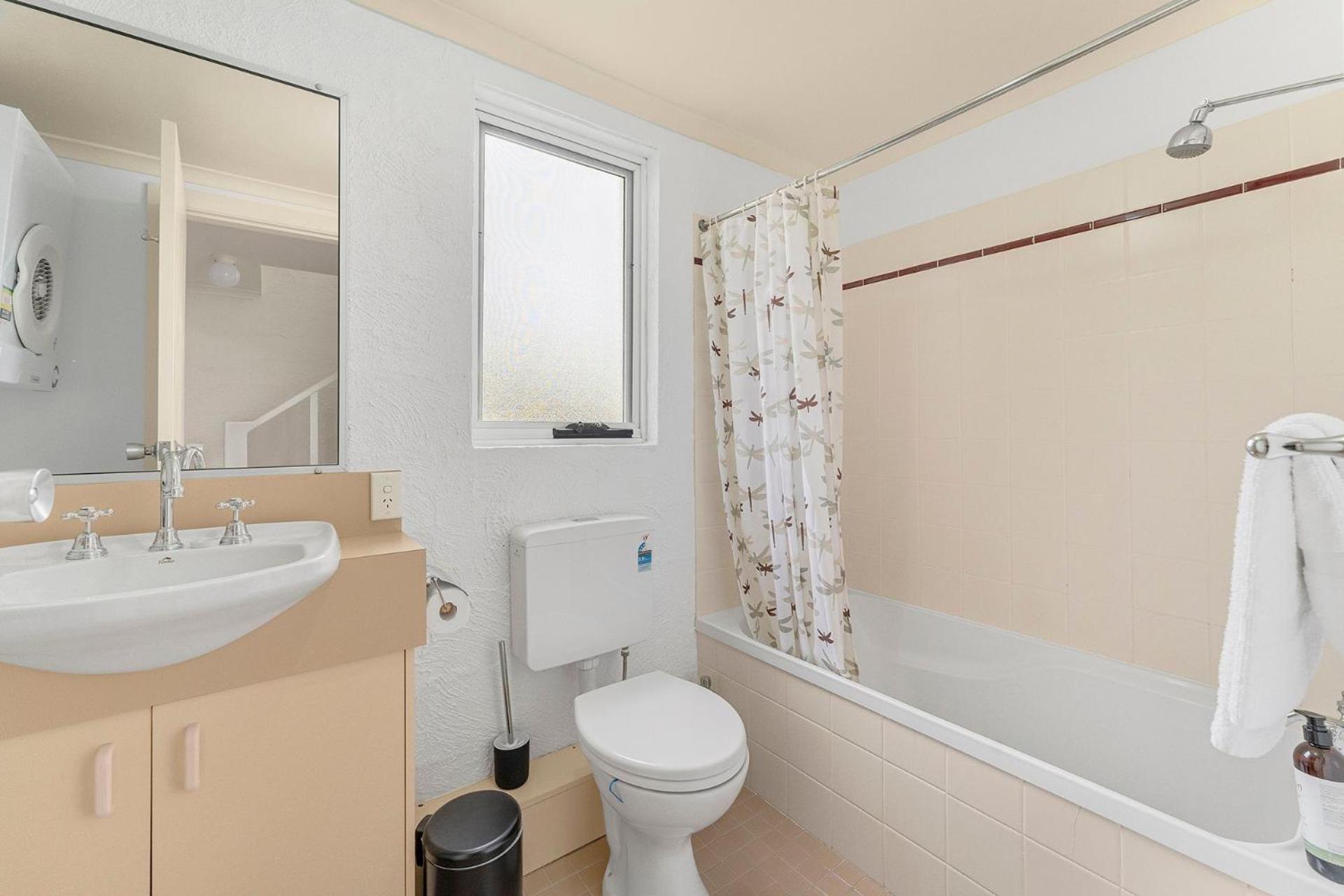 Parkwood 5 - 2BR Split Level l Spa Bath l BBQ l Central Location l WiFi