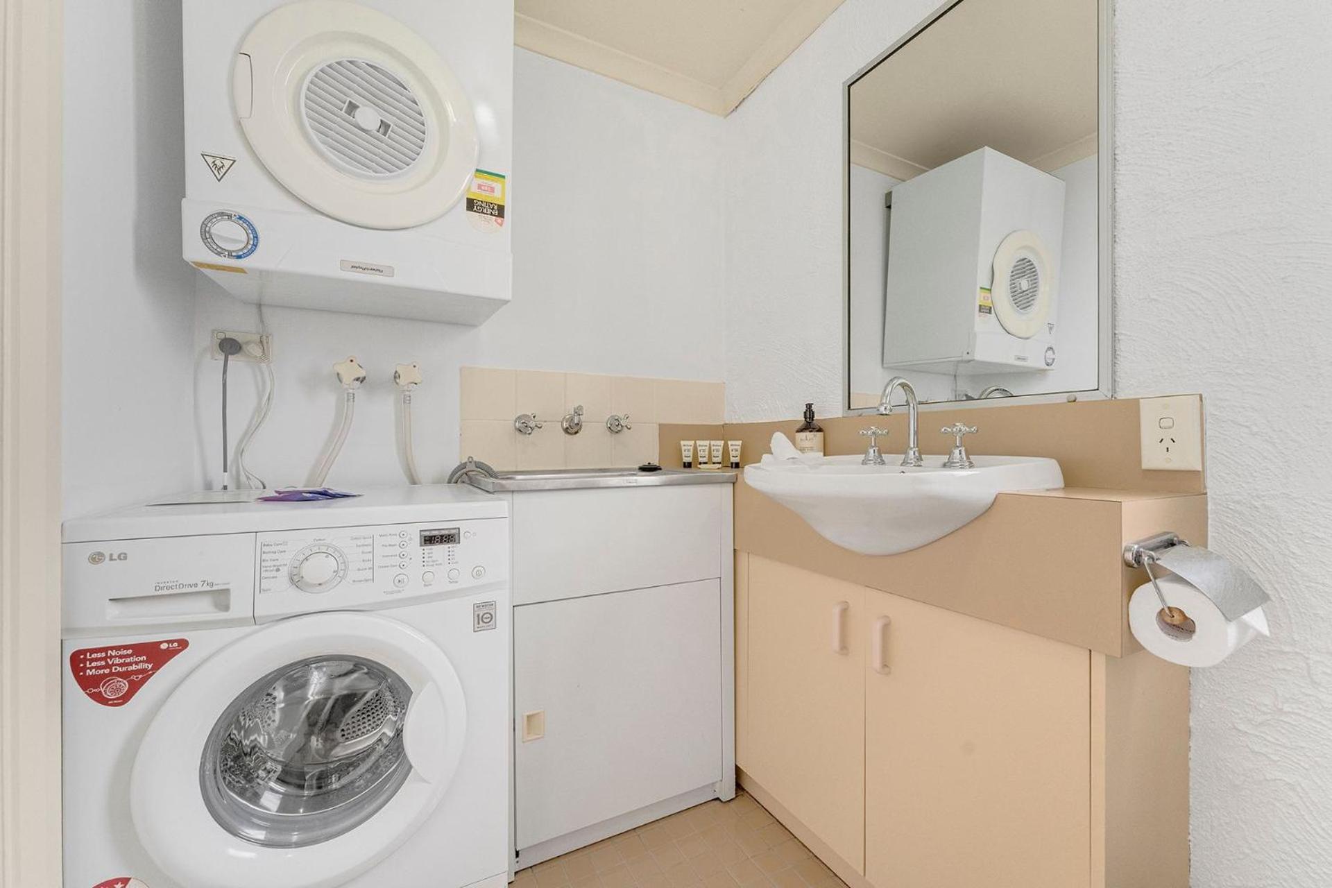 Parkwood 5 - 2BR Split Level l Spa Bath l BBQ l Central Location l WiFi
