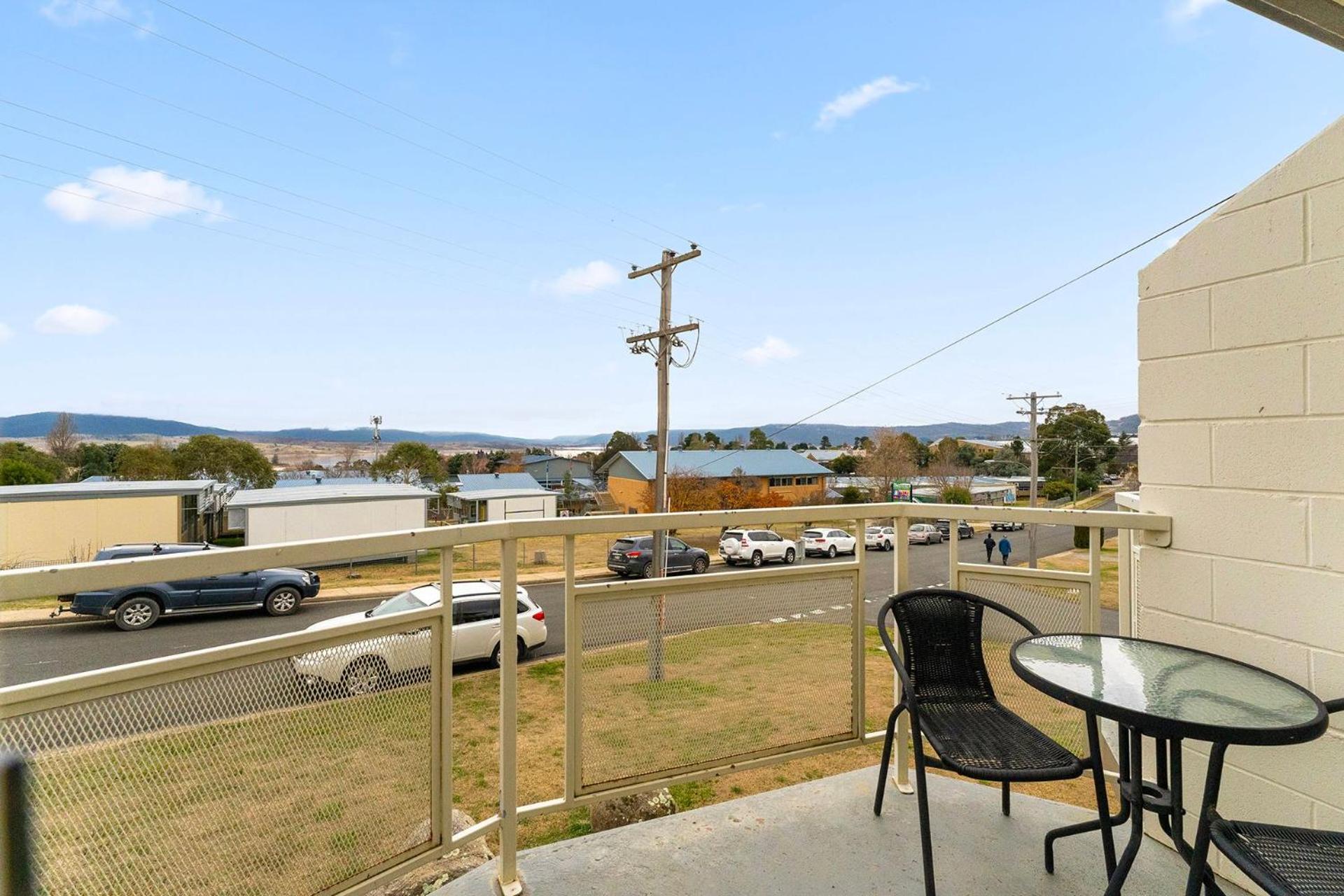 Parkwood 5 - 2BR Split Level l Spa Bath l BBQ l Central Location l WiFi