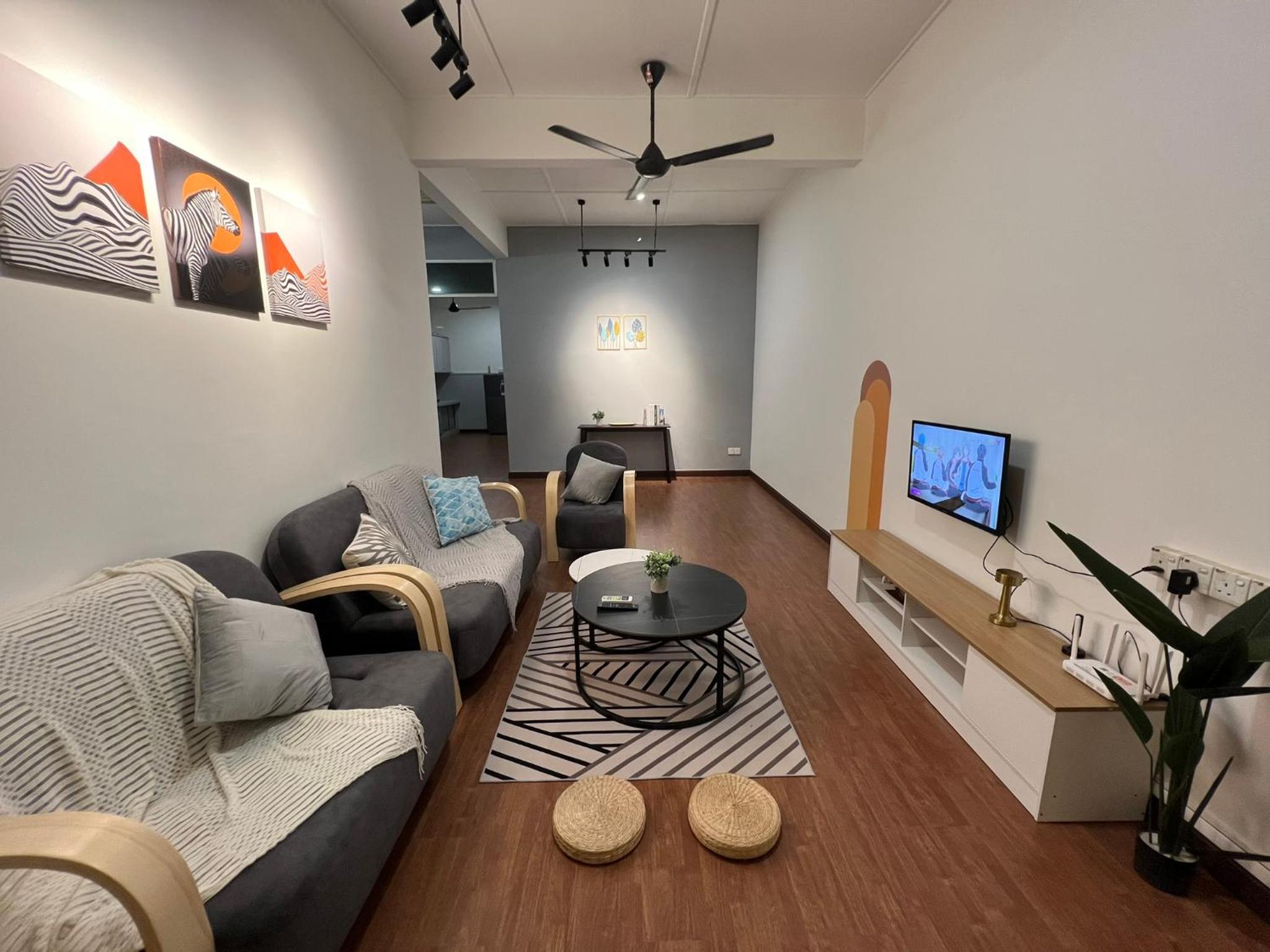 Cozy 10Pax 3BR Near TCempedak Beach, Netflix photo 1
