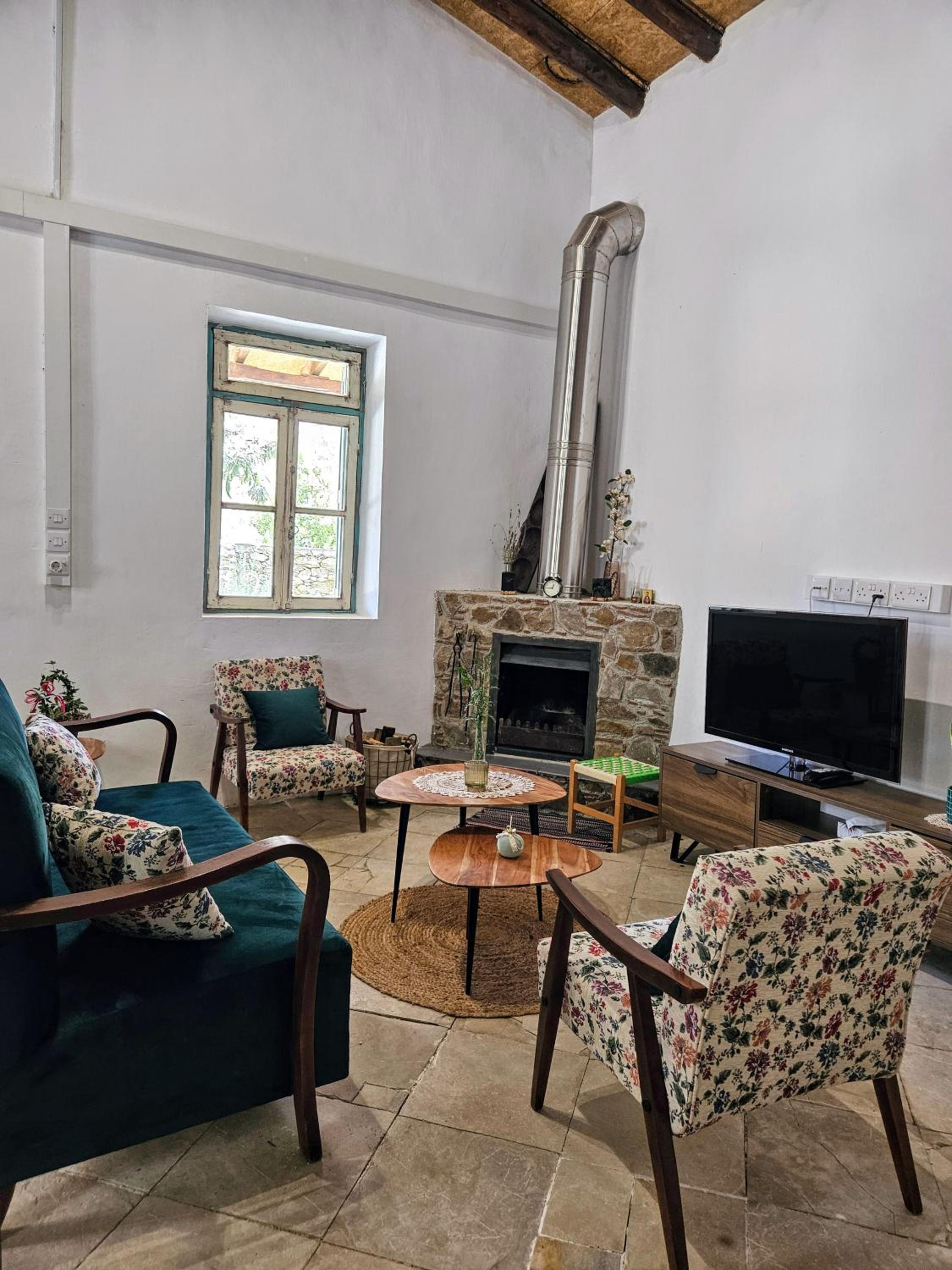 Traditional adobe house in Evrychou with cozy garden and fireplace!