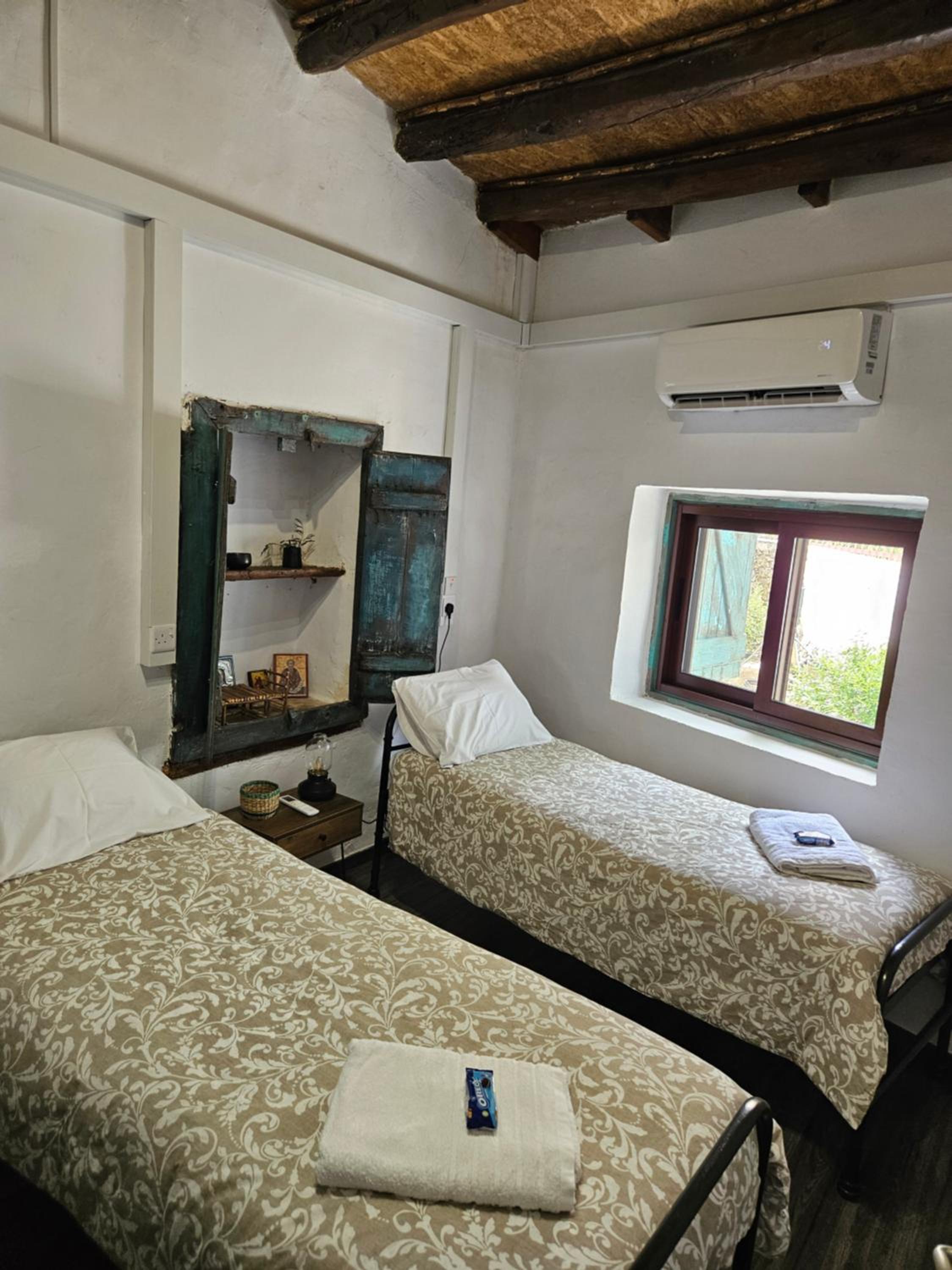 Traditional adobe house in Evrychou with cozy garden and fireplace!