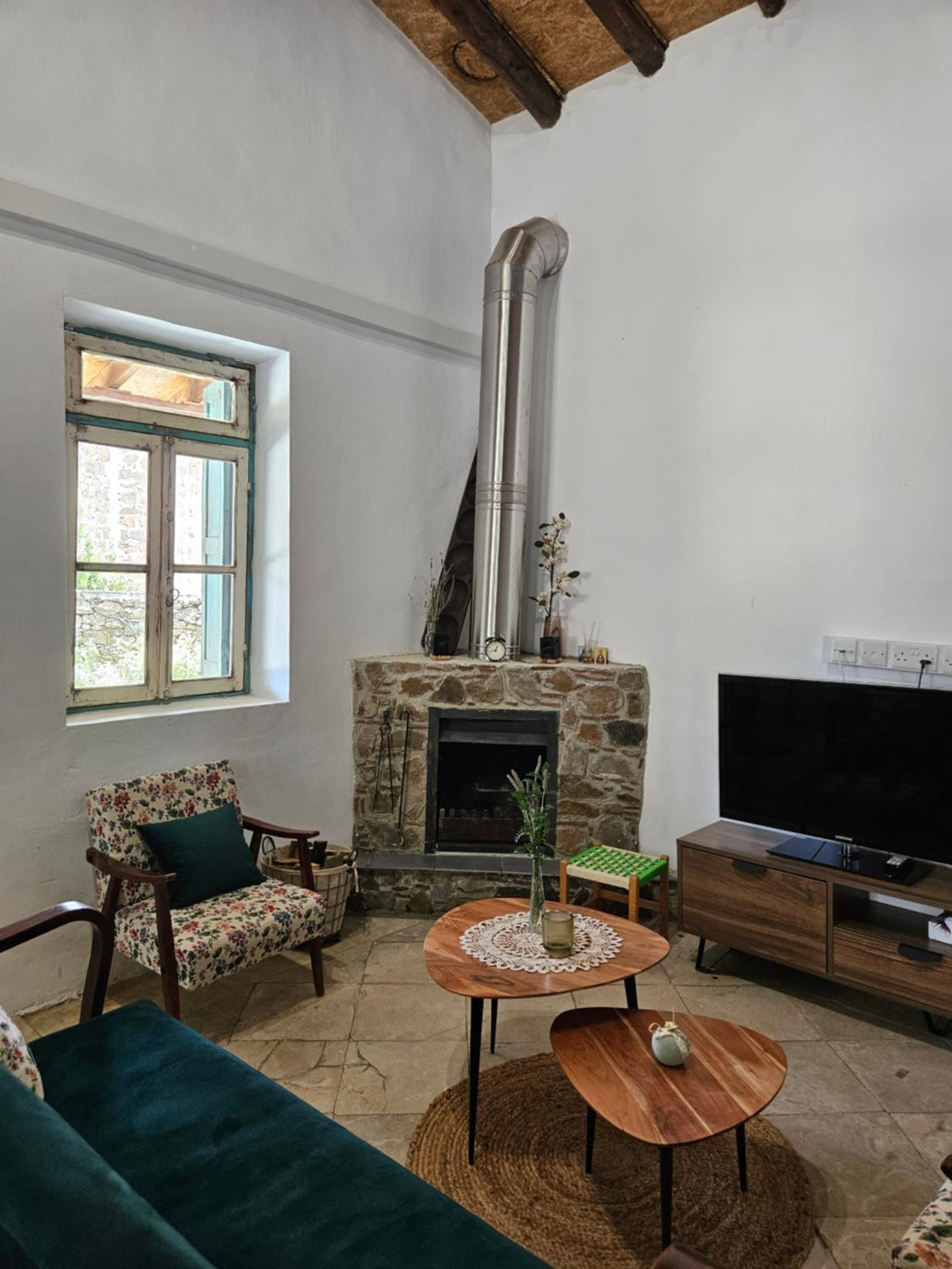 Traditional adobe house in Evrychou with cozy garden and fireplace!