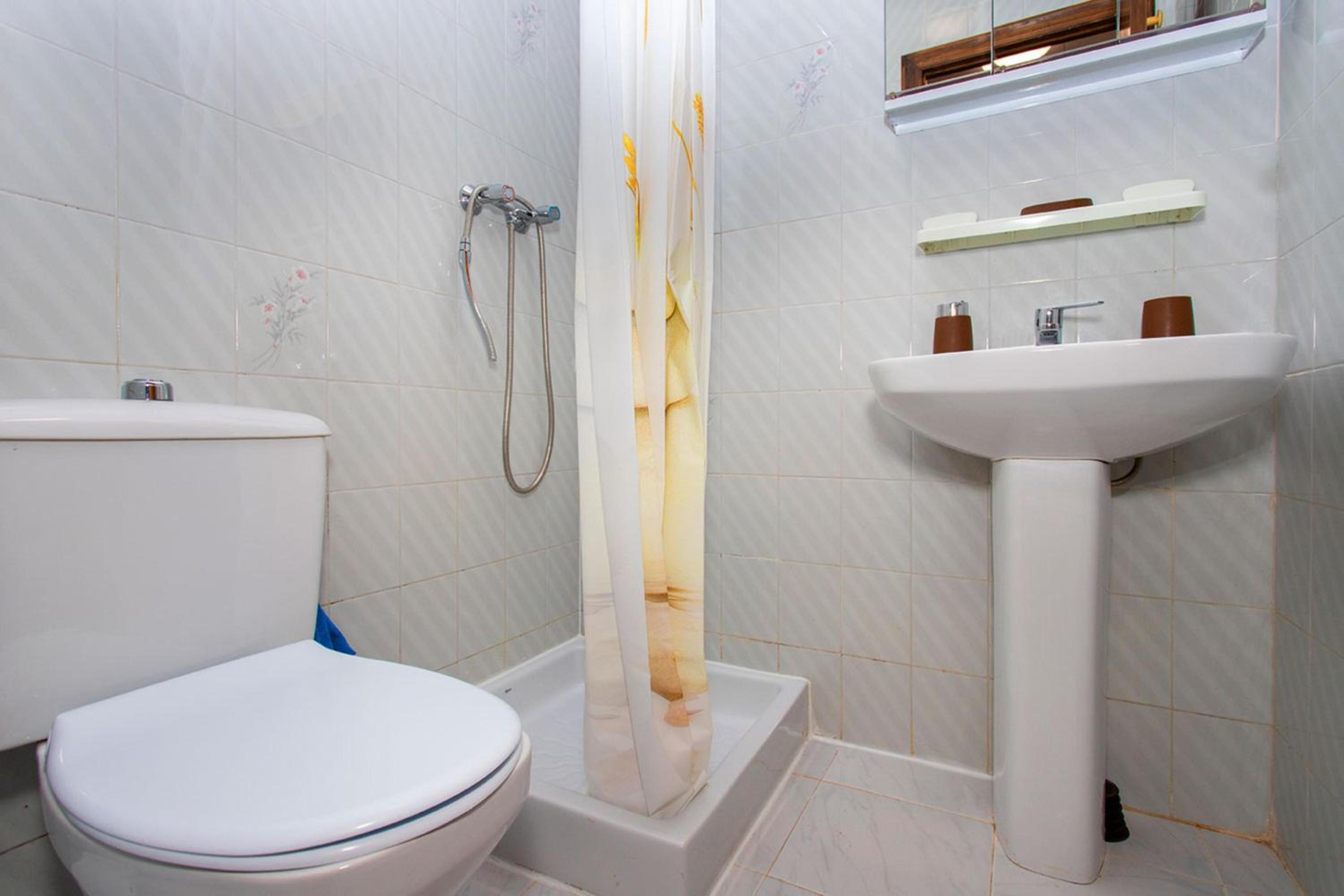Perseo en Torrevieja — bathroom