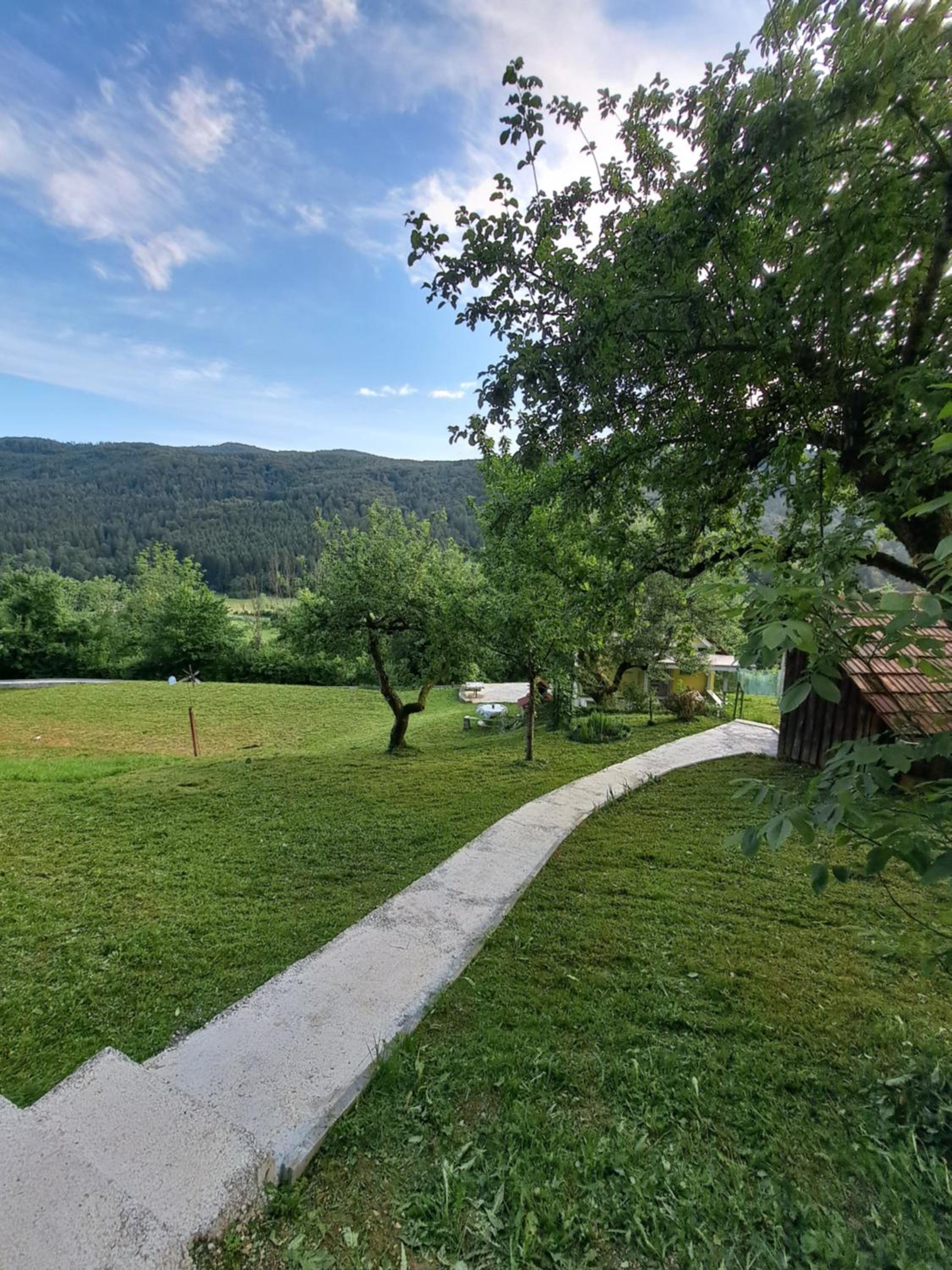 moderno opremljena hiša z odmaknjeno lokacijo view 4