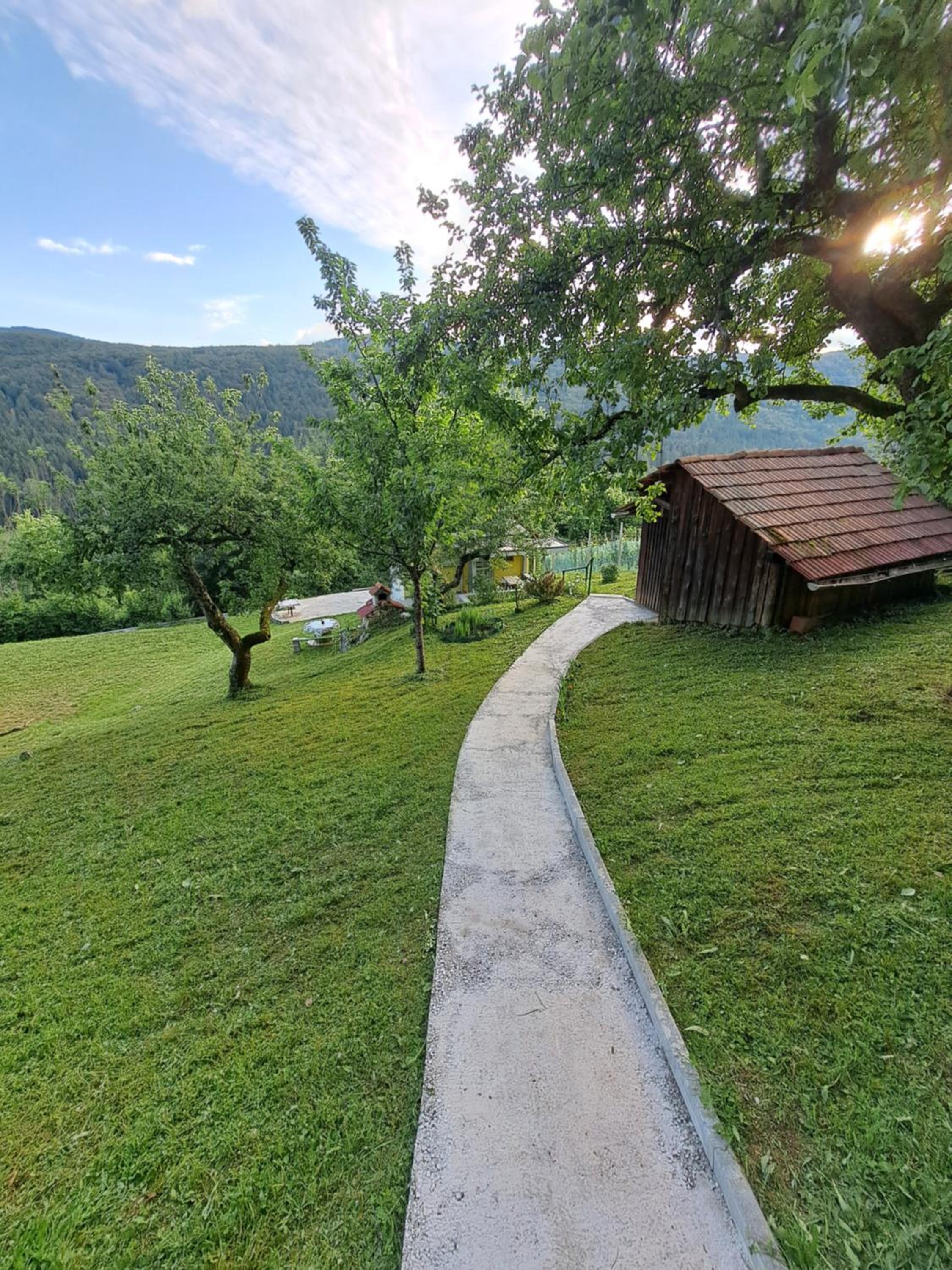 moderno opremljena hiša z odmaknjeno lokacijo view 5