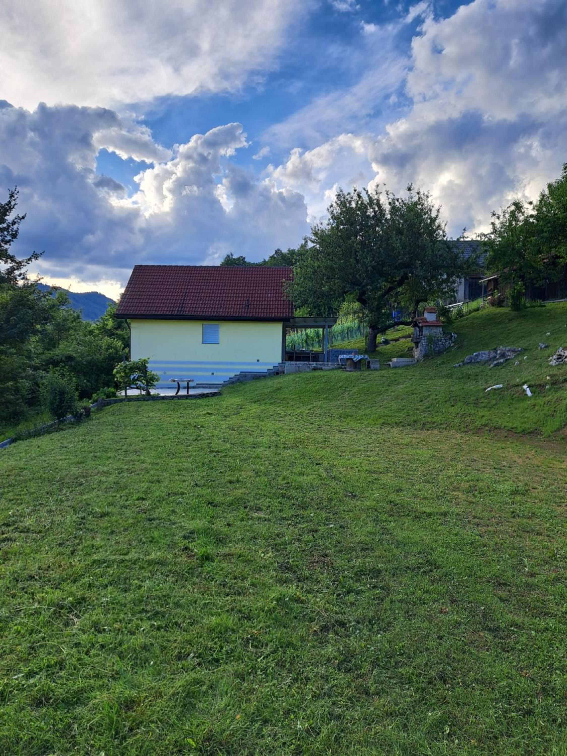 moderno opremljena hiša z odmaknjeno lokacijo view 2